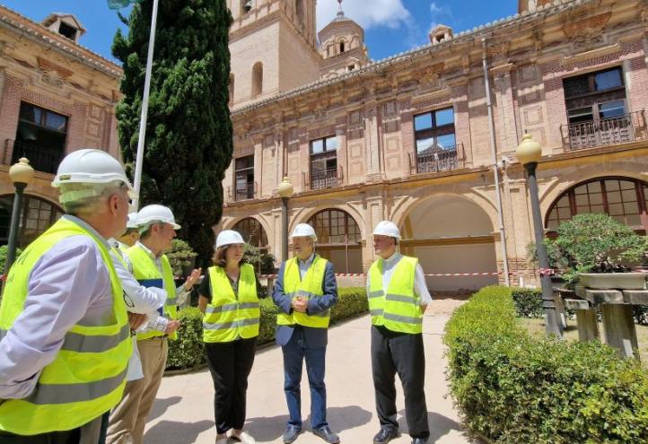 In the centre, María Dolores García, president of UCAM, and the architect Juan de Dios de la Hoz.