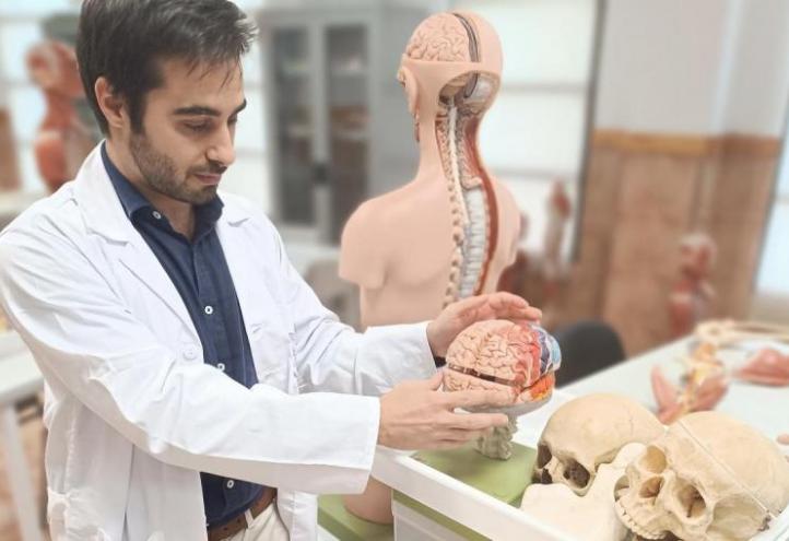 Dr César Toledo in a classroom at the Faculty of Medicine on the Los Jerónimos Campus