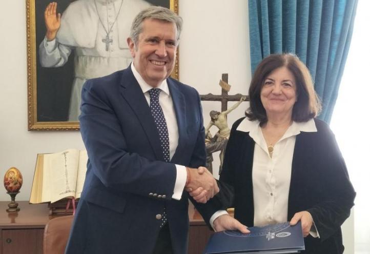Javier Collado and María Dolores García after the signing. UCAM