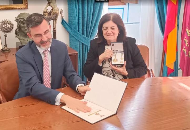 El alto funcionario de la OTAN, Andrés Muñoz Mosquera, entrega el prestigioso reconocimiento a la presidenta de la UCAM, María Dolores García Mascarell