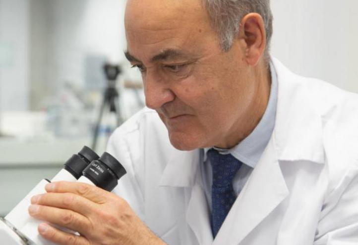 Dr Vidal Vanaclocha in a laboratory of the UCAM HiTech incubator.