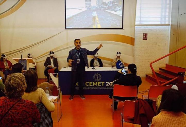 Manuel Pardo, Vice-Dean of UCAM, during the Virtual Reality workshop at the XIII CEMET 2024