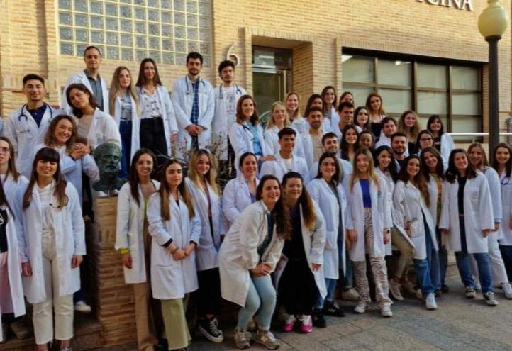 Students from the sixth year of the UCAM Medical Degree at the Murcia campus, in front of their Faculty.