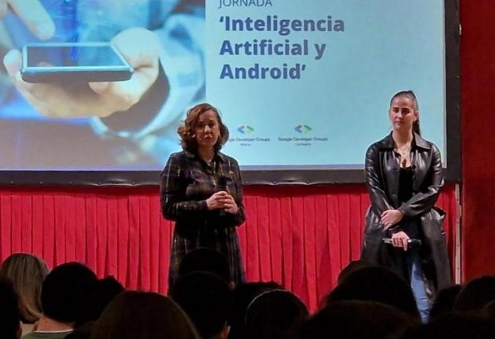 Belén López Ayuso, vice-rector of Virtual Education at UCAM and Irene Ruiz, director of &#039;Google for Developers&#039; in Murcia and student of Computer Science at the Catholic University of Murcia, during the conference held at the UCAM Campus.