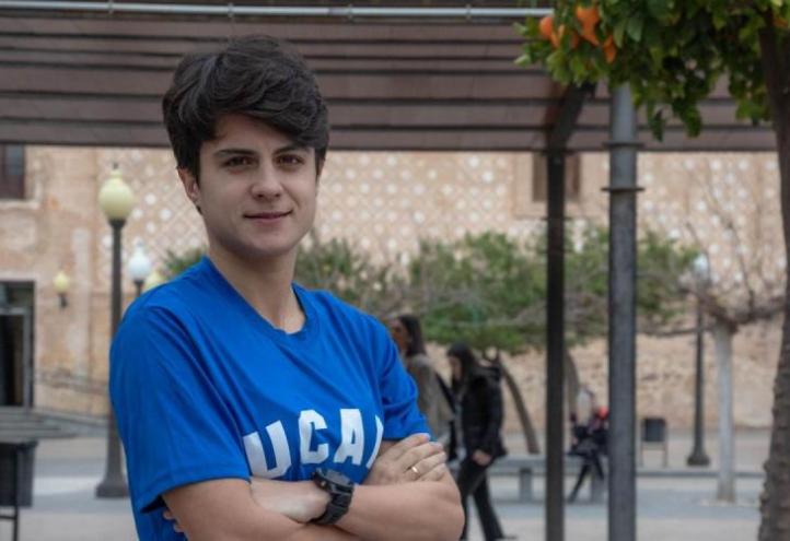 The walker María Pérez, on the Los Jerónimos Campus