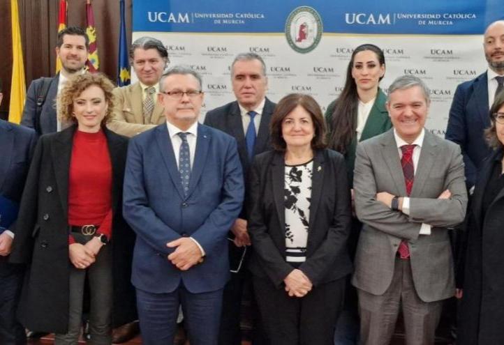 Family photo with members of the UCAM and the College of Social Graduates after the signing of the agreement.