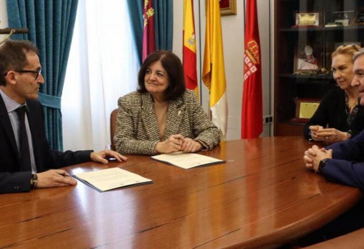 Ricardo Díaz, president of the General Council of Official Associations of Chemists of Spain, and María Dolores García, president of the UCAM, signed the agreement, accompanied by the rector of the University and the vice-rector for Quality and Academic Organisation.