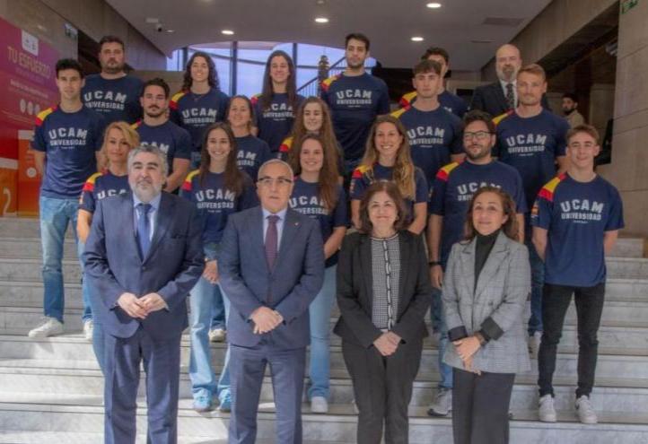 The president of the Catholic University, María Dolores García, and Alejandro Blanco, president of the COE, pose with the new UCAM athletes.