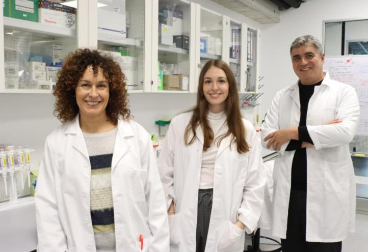Researcher Óscar Aguilera with his team in one of the UCAM HiTech laboratories.