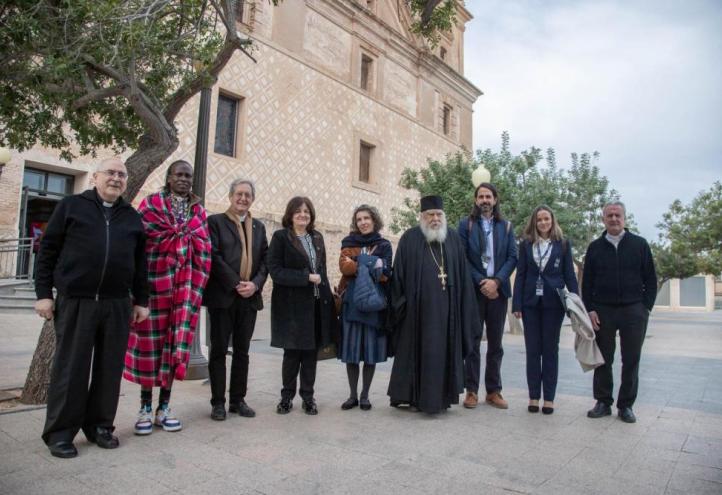 María Dolores García, president of the UCAM, together with organisers and some of the participants of the 23rd International Charity and Volunteering Days