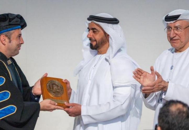 José Luis Mendoza presents Saif bin Zayed Al Nahyan with a metope with the UCAM coat of arms in the presence of Abdulsalam Al-Madani.