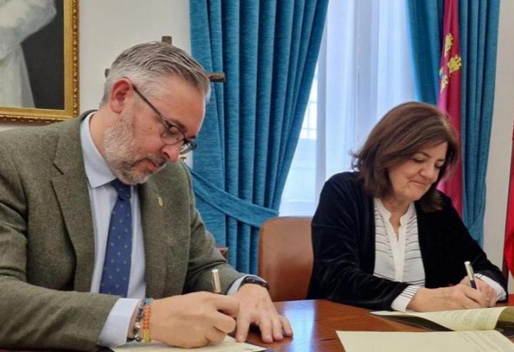 Víctor Martínez, mayor of Santomera, and María Dolores García, president of the UCAM, during the signing of the collaboration agreement.