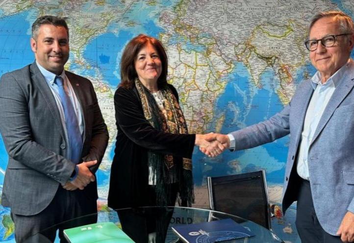 The president of the UCAM, María Dolores García, together with the director of Institutional Relations of the university, José Luis Mendoza García, shakes hands with Antonio Muñoz Beraza, CEO of AMC GLOBAL after the signing of the agreement.