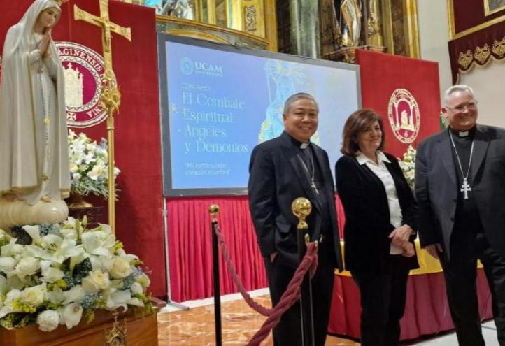 Bernardito Cleopas, Papal Nuncio to Spain; María Dolores García, UCAM President, and Monsignor José Manuel Lorca, next to the Pilgrim Virgin of Fátima, in the Monastery of Los Jerónimos.