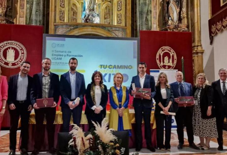 The UCAM President (centre), the UCAM Rector and Vice-Rector of Quality and Academic Planning (right), the SEF Director General (left) and the award winners.