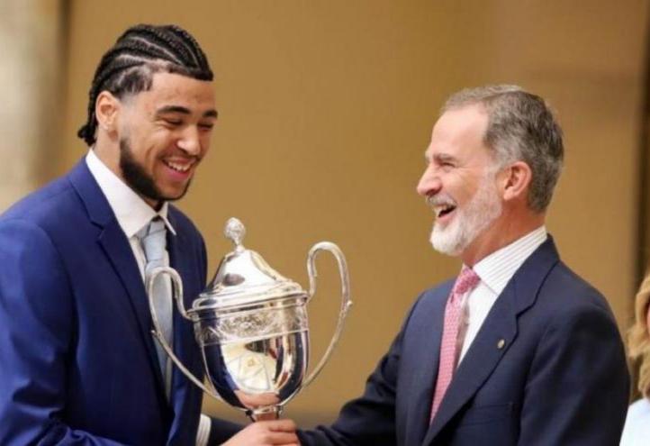 Felipe VI presents Izan Almansa with the Princess Leonor Award (PHOTO: CSD)