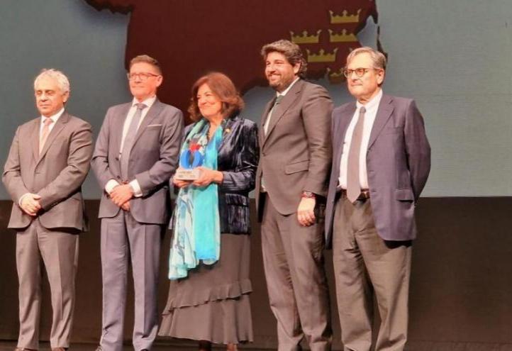 The president of the UCAM with the award presented by the newspaper La Razón