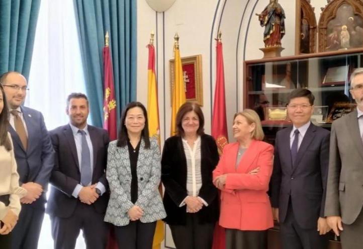 María Dolores García, president of UCAM, and Ambassador Vivia Chun-fei Chang, together with other members of both institutions at the Murcia Campus