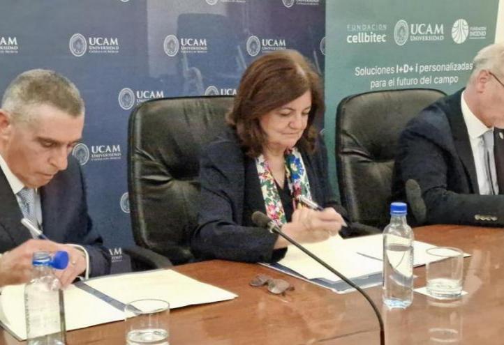 Adolfo García, presidente de Fundación Ingenio, María Dolores García Mascarell, presidenta de la UCAM, y Francisco José Bermúdez, fundador de Beyond Seeds, firmando la constitución de AINNOA.