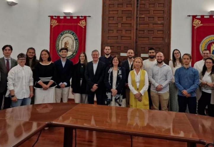 Family photo before the start of the community-building event in the Chapter House of the Los Jerónimos Monastery 