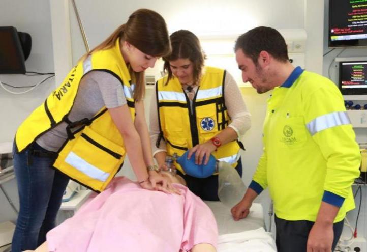 Picture of one of the practical sessions of the UCAM&#039;s Degree in Nursing.