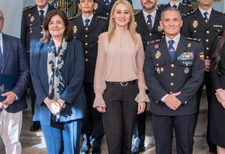 Family photo of the speakers and organisers together with María Dolores García, UCAM president, Ignacio del Olmo, senior chief of the National Police Force, and Mariola Guevara, Government delegate.
