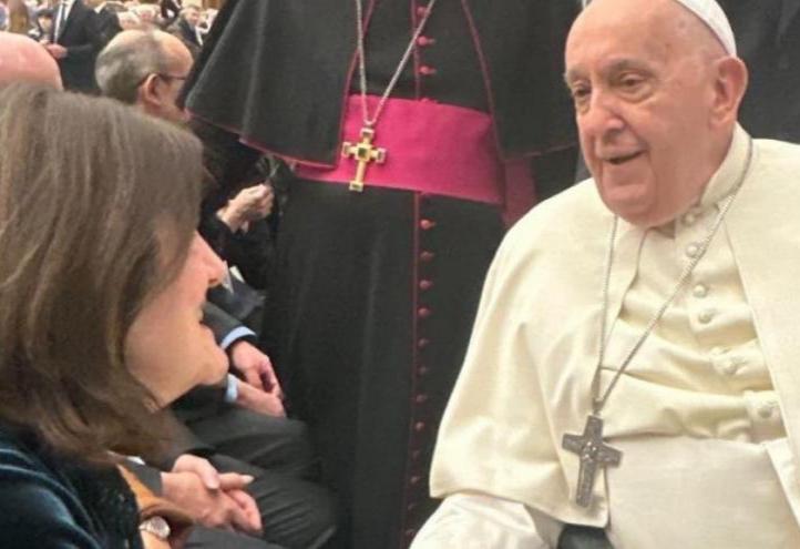 María Dolores García, UCAM president, received an affectionate greeting from the Holy Father