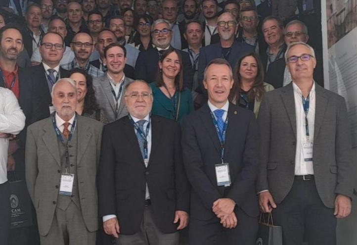 Group photograph of professors and former students of the Degree in Telecommunication Technologies Engineering