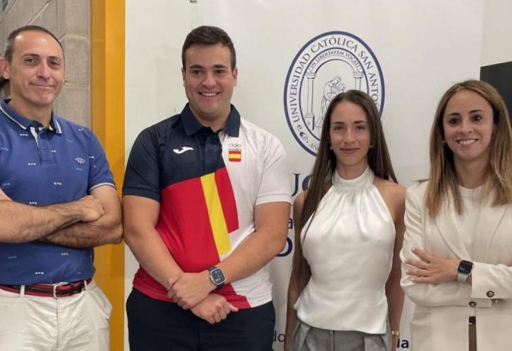 In the centre, Moisés Yuste and Lucía Aguado, together with Juan Alfonso García, Academic Director of the Cartagena Campus, and Lourdes Meroño, Dean of the Faculty of Sport Sciences
