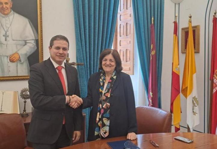 The UCAM president and the rector of the Universidad Católica de Costa Rica shake hands following the agreement