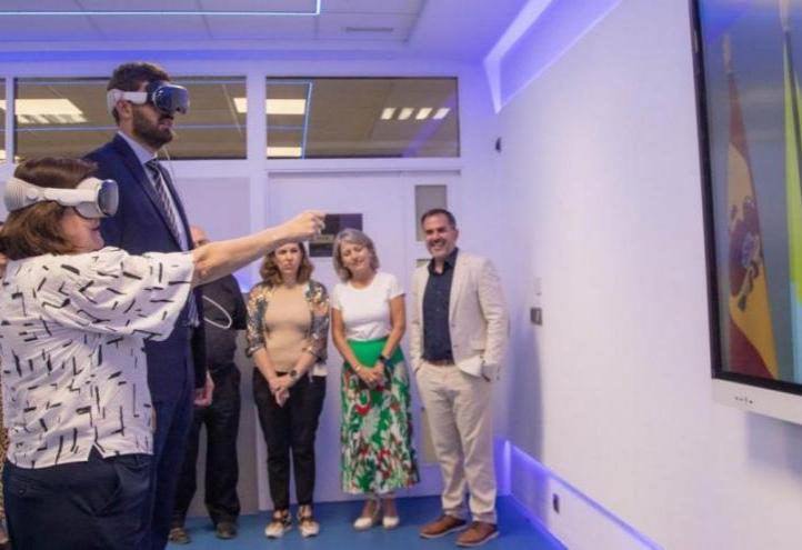 The UCAM president unveiled the virtual plaque that inaugurated the VR and Space Computing Classroom