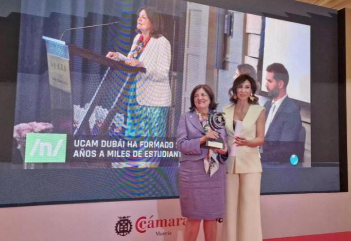 The UCAM president poses with the award given by the Murcia Chamber of Commerce