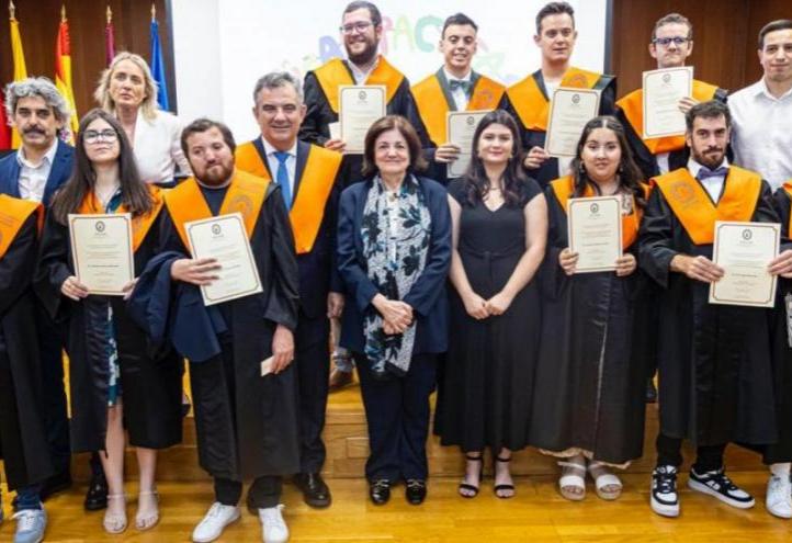 UCAMPACITAS graduates with María Dolores García, UCAM President, Regional Minister Juan María Vázquez, Marta Rodríguez, Director of the programme, and lecturers from the degree programme.