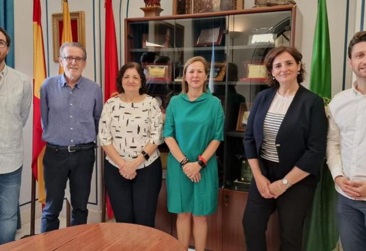 Group photo following the signing of the agreement in the Los Jerónimos Monastery