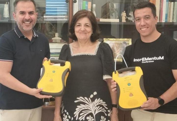 María Dolores García, UCAM president, together with the nurse Manuel Pardo, vice-dean of the University, and Francisco Ángel Guirao Salinas, Medical Director of Emergency Global System, the company that donated two defibrillators for the expedition.
