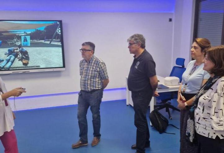 Carola Giménez-Esparza, Semicyuc president, performs a simulation of cardiorespiratory arrest with the Virtual Reality glasses, in the UCAM XR Room, accompanied by María Dolores García, UCAM president