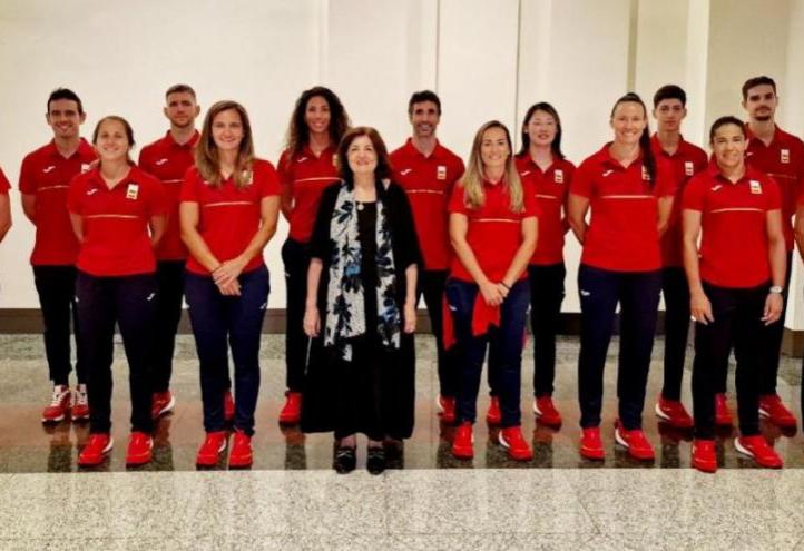 María Dolores García, UCAM president, with the University&#039;s athletes who have left for Paris today