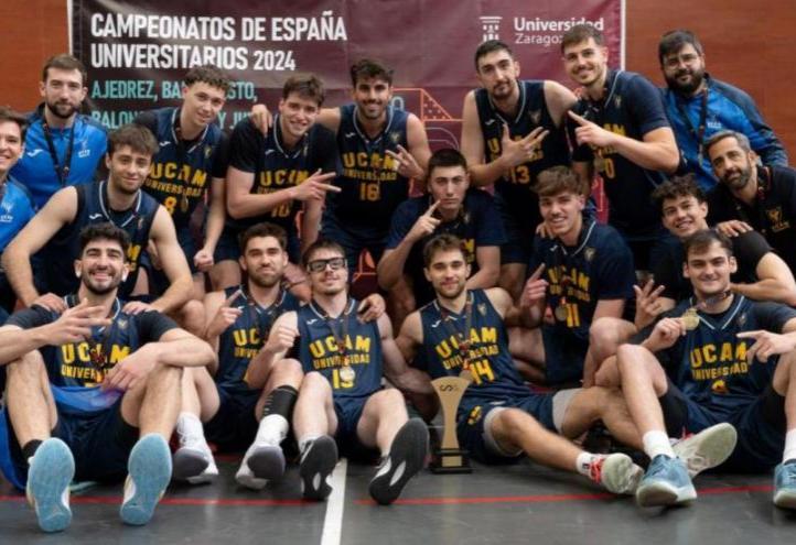 UCAM basketball team holding their trophy