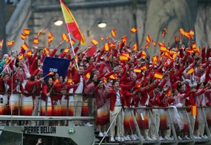 Marcus Cooper and Támara Echegoyen carry the Spanish flag with the national team during the Opening Ceremony of the Olympic Games (Photo: COE - Spanish Olympic Committee)