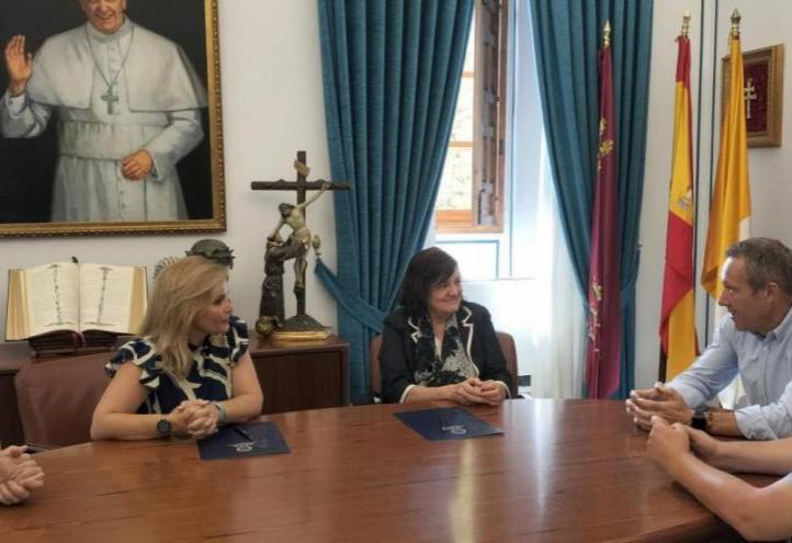 María Dolores García, UCAM President, and Helena Flores, co-founder of Talento STEM together with María José Candel, were at the signing of the agreement.