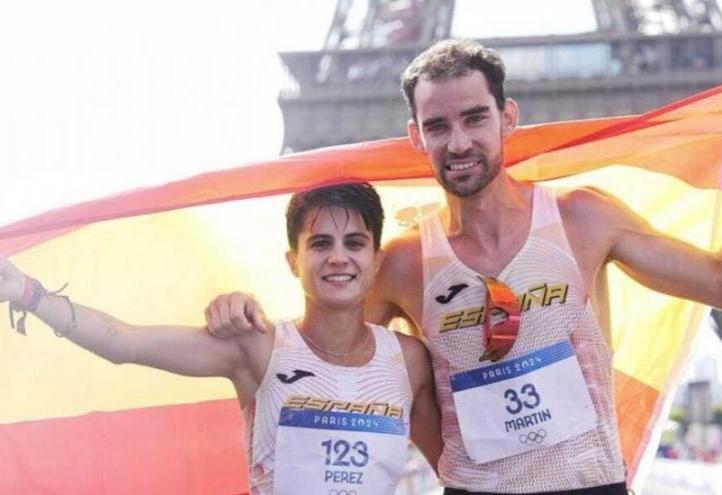 María Pérez, UCAM student, with her team mate Álvaro Martín, after winning the mixed relay event at the Olympic Games in Paris.