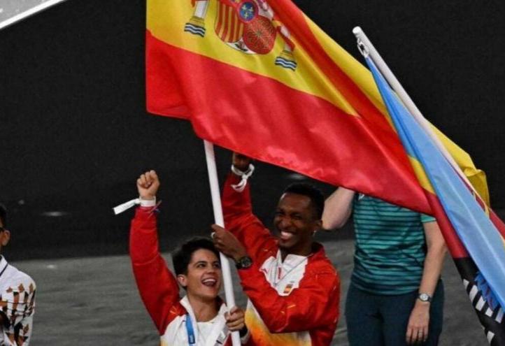 María Pérez, together with her teammate, Jordan Díaz, at the closing ceremony of Paris 2024 (Photo: Spanish Olympic Committee.