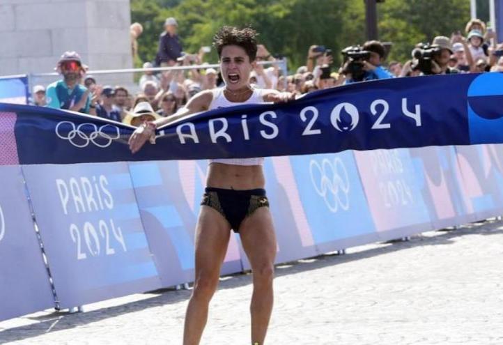 Race walker María Pérez reaches the finish line in first place in the mixed relay (Photo: Spanish Olympic Committee)
