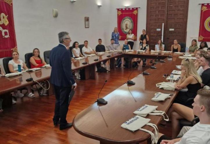 Pablo Blesa, Vice-Rector for International Relations and Communication, welcomes a group of German FOM students.