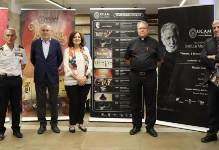 Family photo at the end of the presentation of the new season of the UCAM Symphony Orchestra.