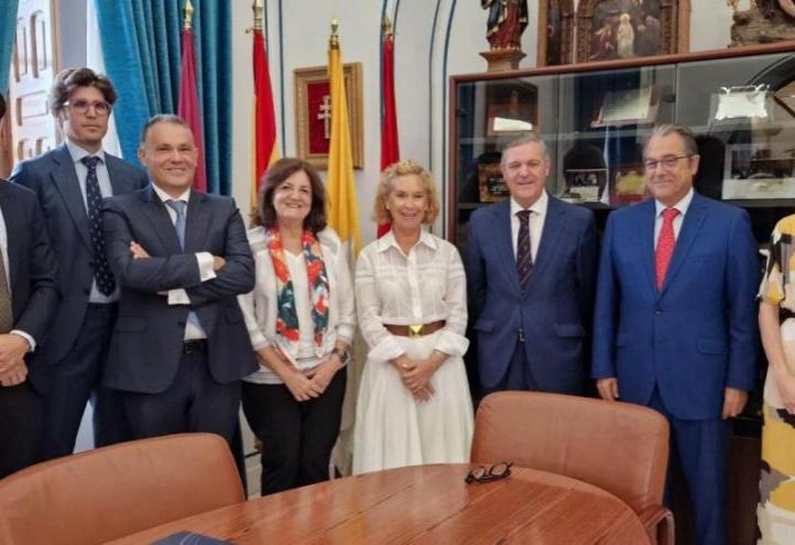 Group photo following the signing of the agreement between UCAM and the City Council of Murcia.