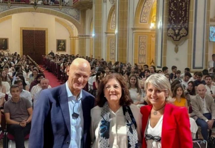 Juan Carlos Izpisúa with María Dolores García, UCAM President, and Estrella Núñez, UCAM Vice-Rector for Research, in front of the more than 600 health students who came to listen to the Spanish researcher.