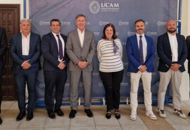 Group photo following the signing of the agreement between UCAM and the FFRM.