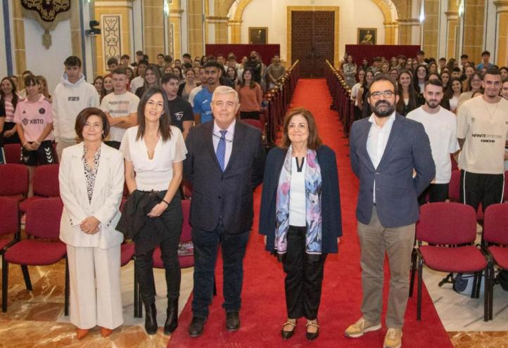 Group photo of the organisers and students participating in the &#039;Preven-t&#039; event held at the Los Jerónimos Campus