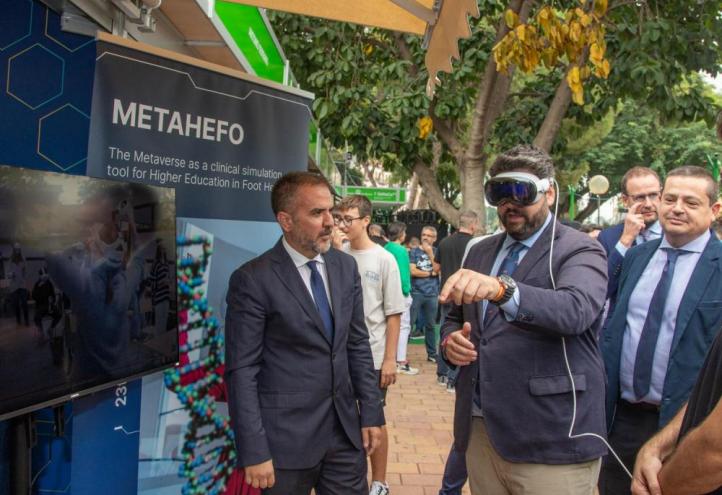 Fernando López Miras, president of the CARM (Autonomous Community of Murcia), wearing the Apple Vision Pro glasses, getting to know the METAHEFO project in which UCAM participates, and which develops a metaverse applied to health sciences